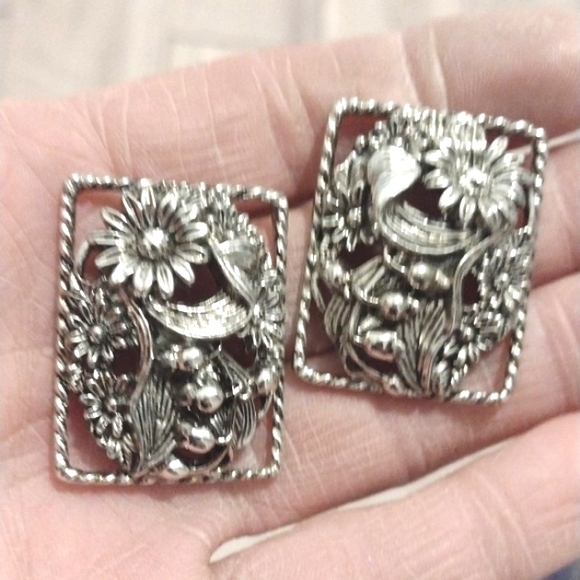 VINTAGE 60s SARAH COVENTRY SILVER-TONE LARGE SQUARE FLORAL CLIP-ON 1.3" EARRINGS - Picture 4 of 9